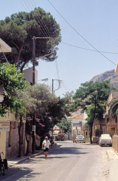 Hauptstrasse in Gefira Richtung Süden